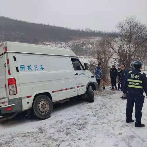 雪天路滑车辆侧滑  西郊公路超限检测站执法人员暖心救助