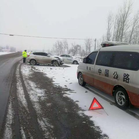 巨野路政大队温馨提示！下雪路面各位驾驶员都要小心驾驶啊。