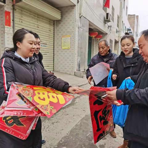 雨雪无阻送温暖，一副对联把情传