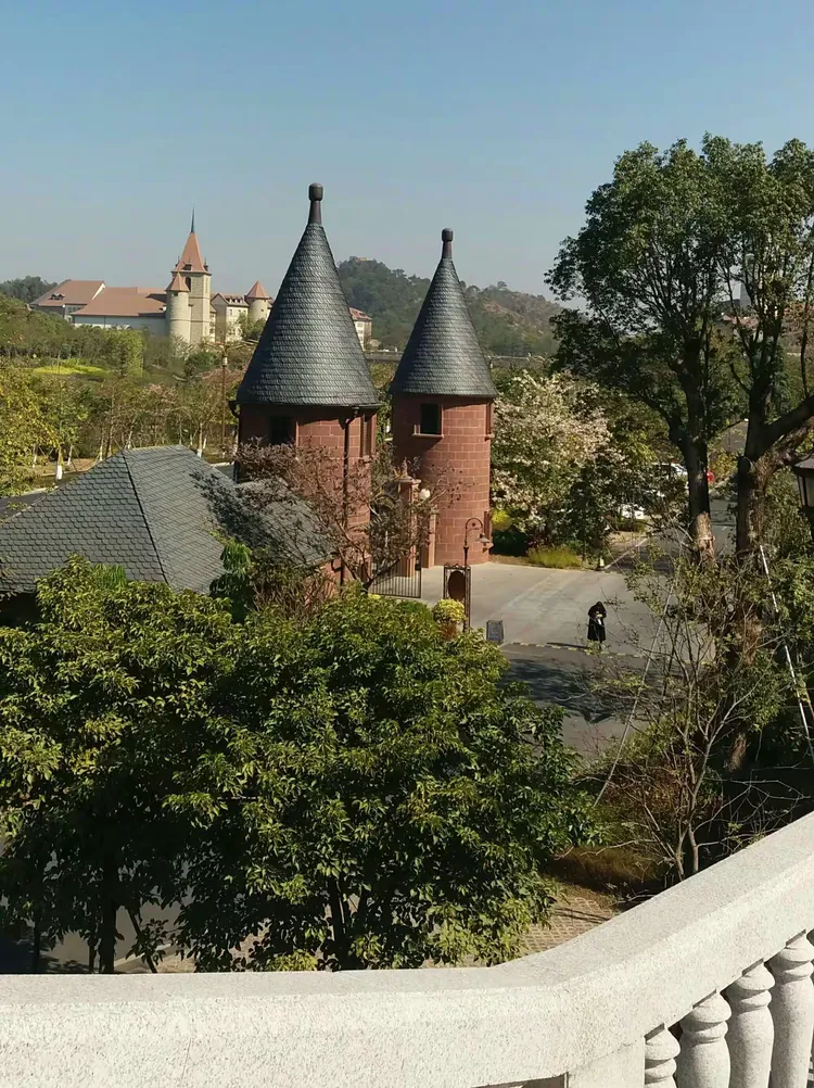 我忘了这个城堡叫什么名,董小姐说花了一亿多.这里的雕塑也很有水准