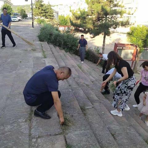 “党旗在基层一线高高飘扬，以实际行动庆祝中国共产党成立100周年”ーー柔远学区联合党支部进社区志愿服务活动