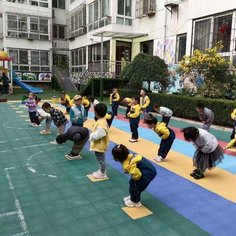 金太阳幼儿园小二班体智能——《幸运大闯关》