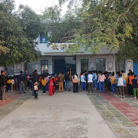 新州镇英均小学召开校园安全管理工作暨师德师风会议