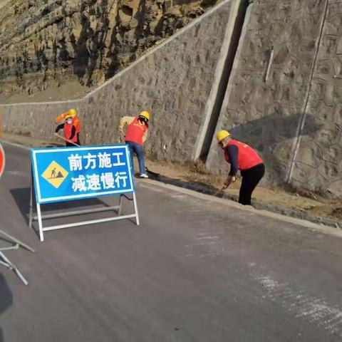 盂县公路管理段志愿者清路障保畅通