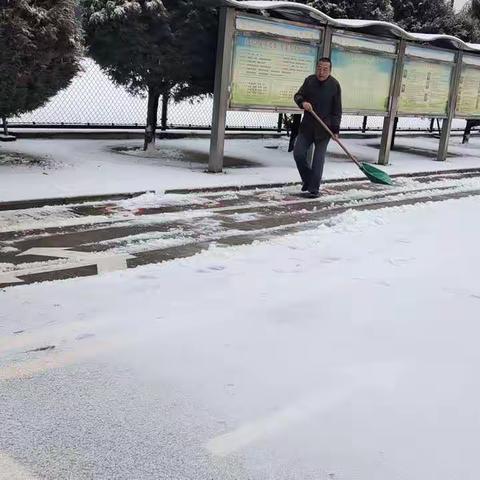 铲雪除冰迎开学，不忘初心暖校园——镇川镇中心小学清扫积雪行动