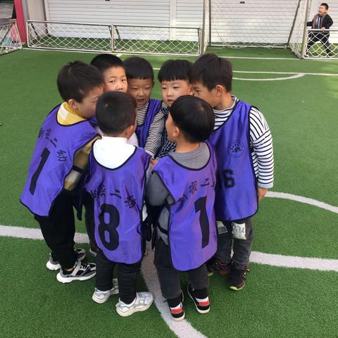新密市市直第二幼儿园中九班--快乐足球，追逐梦想，放飞未来！