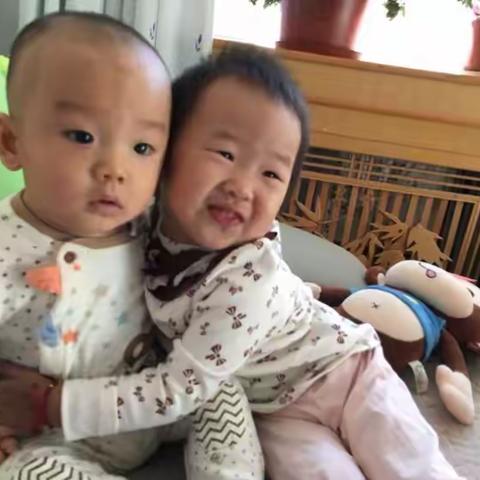 孙女和外孙姊妹俩人亲密接触，喜❤️活泼可爱！（副本）
