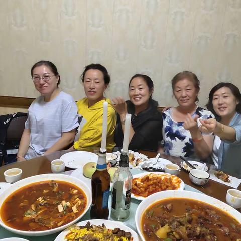 姊妹们快乐欢聚时刻