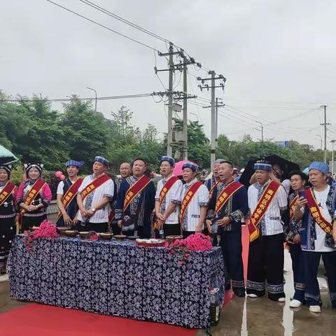 应贵阳市南明布依学会的邀请，惠水县民族山歌协会成员代表参加了南明布依学会的六月六风情节活动。