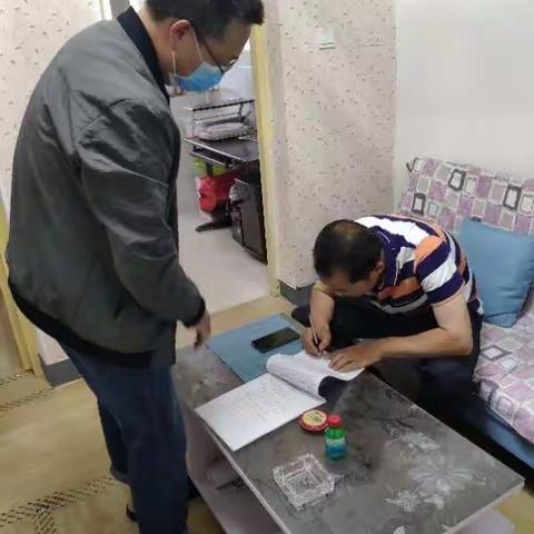 开展低保复核  关爱困难群体