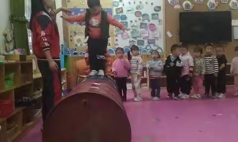 康乐幼儿园小二班快乐学习，快乐成长