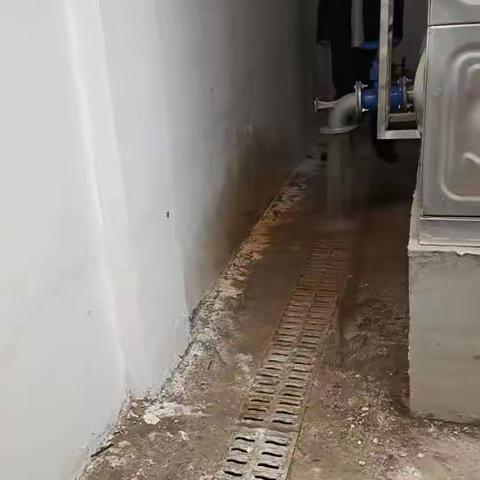 水箱清洗在行动   白堽收费站