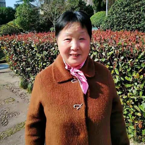 浓浓的情意，深深的祝福，绵绵怀念，切切问候。即使我们相隔几里，也不会抵消我对你的祝愿和思念。愿你佳节快乐，