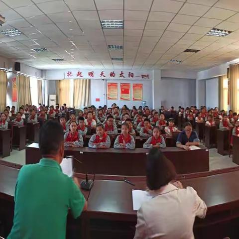 八一希望小学老校区召开六年级学生会