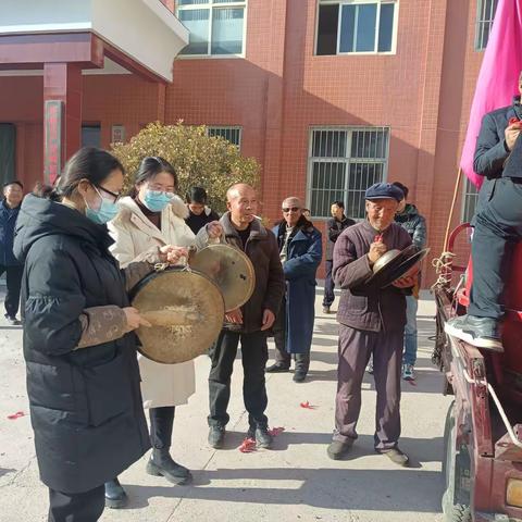 正月十五春来到 敲锣打鼓闹元宵