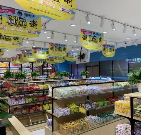 潮小铺休闲零食品牌，全品类1000+SKU