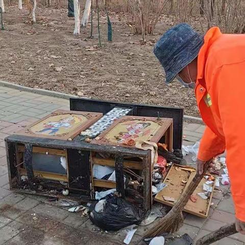 【商河城管】及时维修更换果皮箱   营造良好生活环境