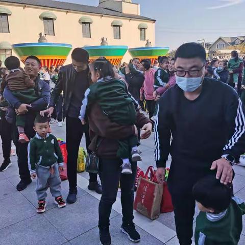 《博苑广兴幼儿园托一班》亲近自然、快乐采摘