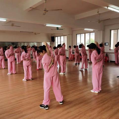 新兴县老干部大学太极拳基础班课堂实录