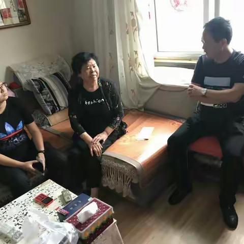 普集街道庆“七一”积极开展慰问贫困党员活动