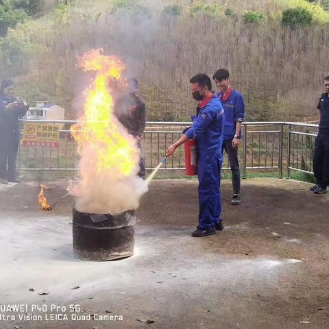 2022年5月25日高良乡应急管理服务中心联合乡派出所到大桥加油站、鲁古加油站开展消防演练和反恐常识宣讲