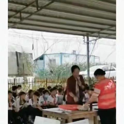 不作美的天空阻止不了研学的脚步