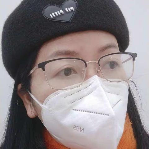 2023年年前换了新发型，奔跑在地铁线上。