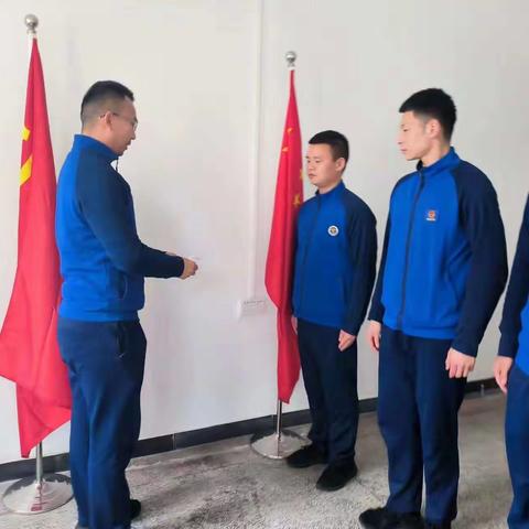 生日祝福暖人心 凝心聚力促发展——华清东路消防救援站发放生日贺卡