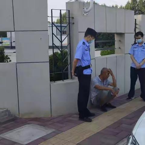 长青派出所及时救治送医一名精神病患者