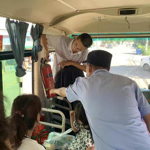 夏季治安 “百日行动”长青派出所开展公交车安全检查