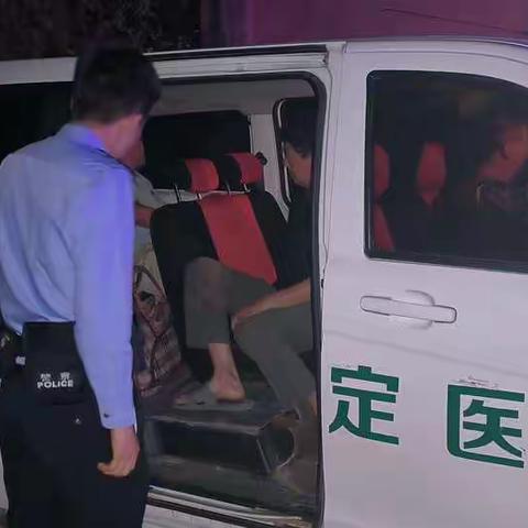 民警深夜救助精神病患者 真情温暖人心