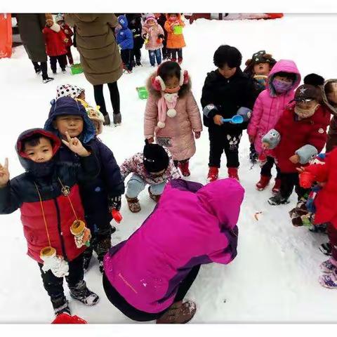 小一班  郭兰小朋友*^_^*大朋友们好。在红旗街幼儿园里，在这美丽雪花飘洒的户外场上……