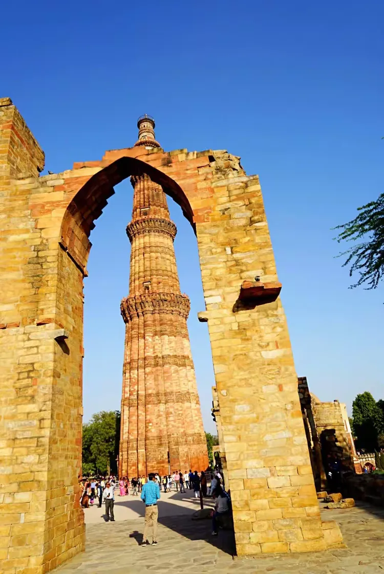 通过"非暴力"的公民不合作,甘地使印度摆脱了英国的统治