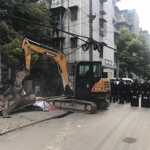 兵分两路同时开工，徐家棚中队拆除巡视组、军运会违建点位