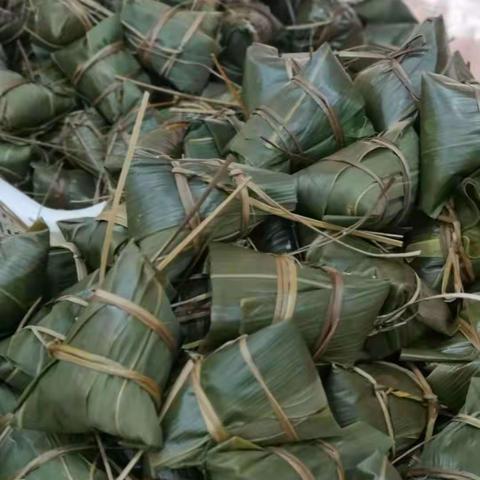 “粽览忘深夏，欢聚端午节”