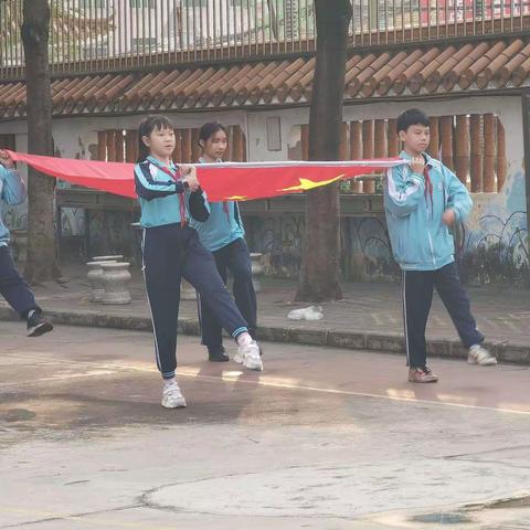 学雷锋，颂雷锋，争做小先锋