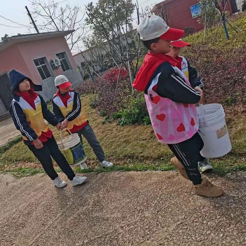 护花护绿护校园，红领巾们在行动