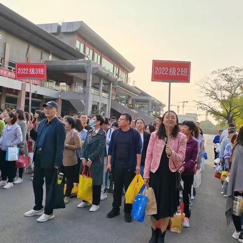 金秋，我们一起走进校园