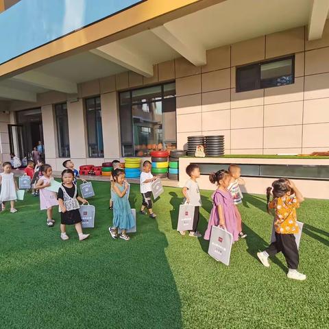 快乐阅读 品味书香------金山雨禾幼儿园绘本漂流活动！