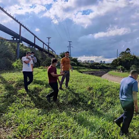 儋州市治水办到建鹏钢厂核查污水排放情况。