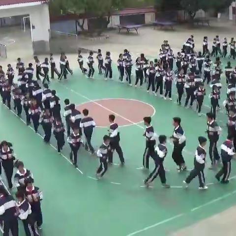 横州市那阳镇周杨村委小学2021年大课间表演剪影