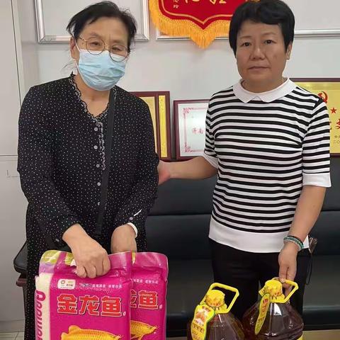 天桥区纬北路街道办事处计生协会开展中秋节走访慰问特扶家庭活动