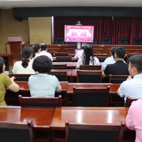 新华街支行团委组织青年员工以多种形式学习团十九大会议精神