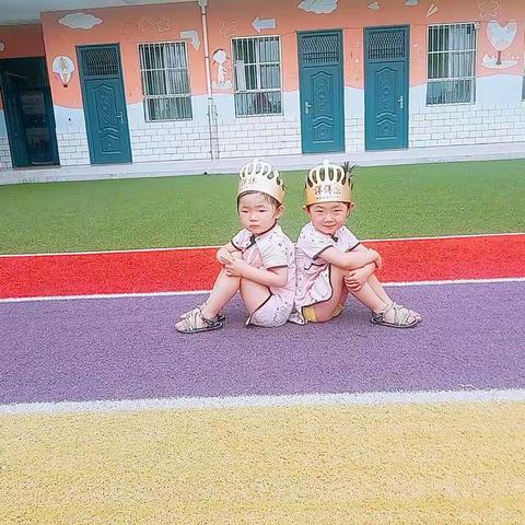今天是郑雅涵、郑雅萱两位小公主👸的三岁『生日』🎂！👏老师祝你们:生日快乐、天天开心👯