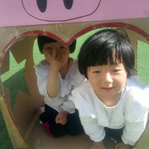 游戏『钻山洞』:培养幼儿参与活动的积极性，让她们在愉快和玩耍的气氛中，边学习边体验集体活动的乐趣。