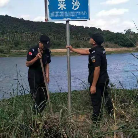 加大打击非采砂宣传力度，群英乡树立警示牌