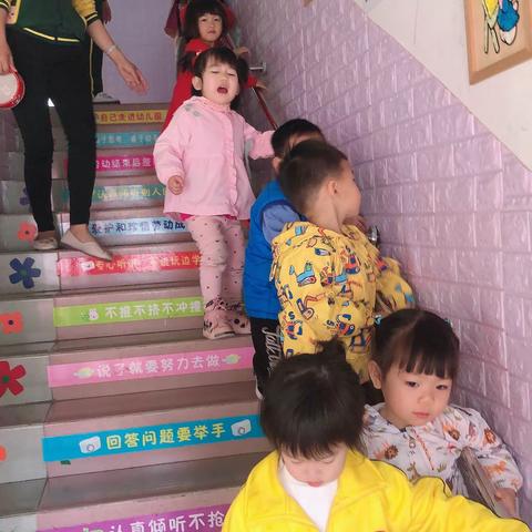 我们最喜欢看的莫过于孩子在操场上飞跃蹦跳的画面