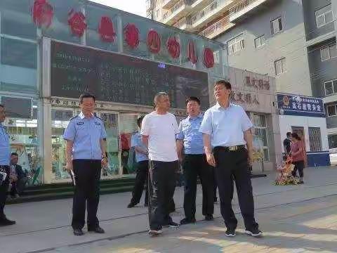府谷县公安局党委书记、局长、督察长邢占强带领督察民警督导检查校园警务室安保建设