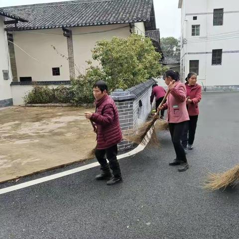 开展人居环境整治，打造整洁干净家园