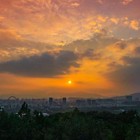 幻彩云裳：三场云霞的盛宴